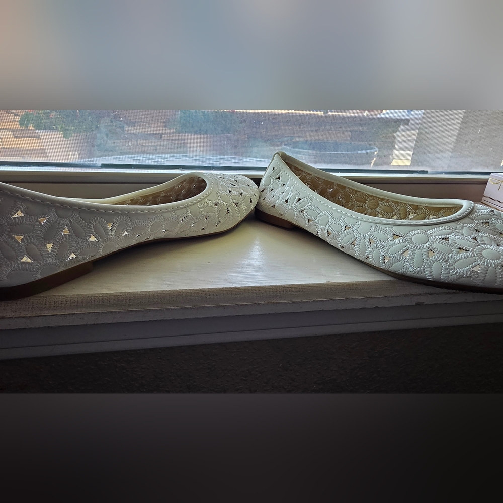 Belladia White Flower Flats Size 8 (39)
